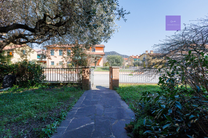 Siamo in centro paese, in una zona tranquilla dei Colli Euganei. Casa anni ’90, solida, già pront...