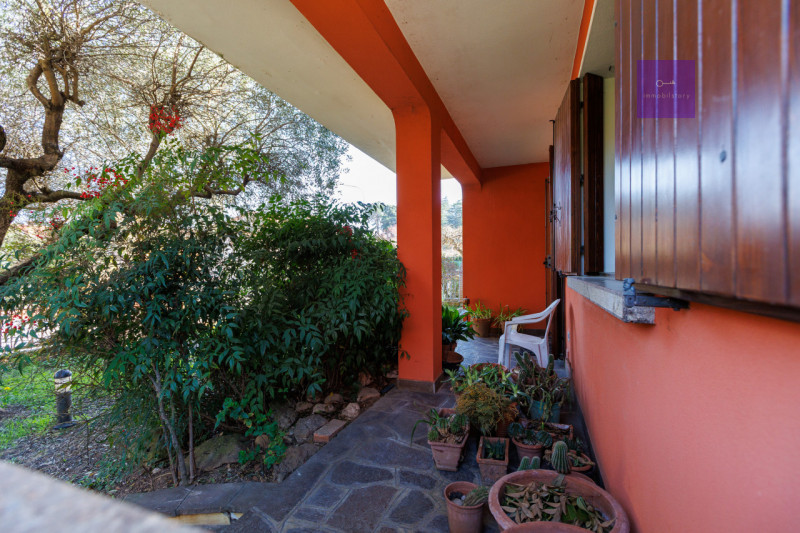 Siamo in centro paese, in una zona tranquilla dei Colli Euganei. Casa anni ’90, solida, già pront...