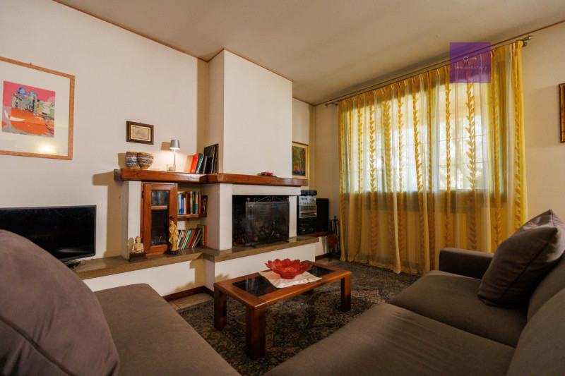 Siamo in centro paese, in una zona tranquilla dei Colli Euganei. Casa anni ’90, solida, già pront...