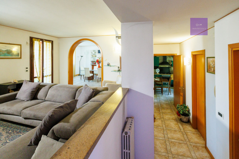 Siamo in centro paese, in una zona tranquilla dei Colli Euganei. Casa anni ’90, solida, già pront...