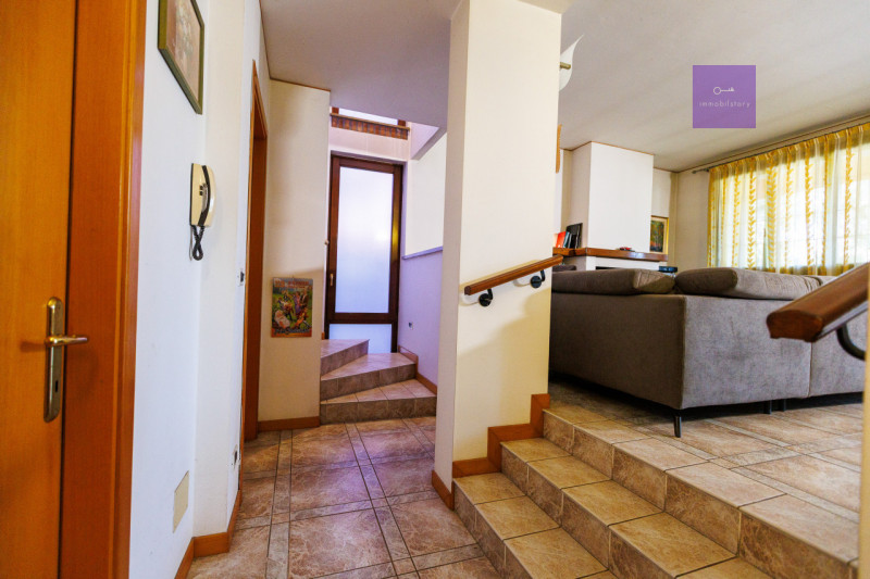 Siamo in centro paese, in una zona tranquilla dei Colli Euganei. Casa anni ’90, solida, già pront...