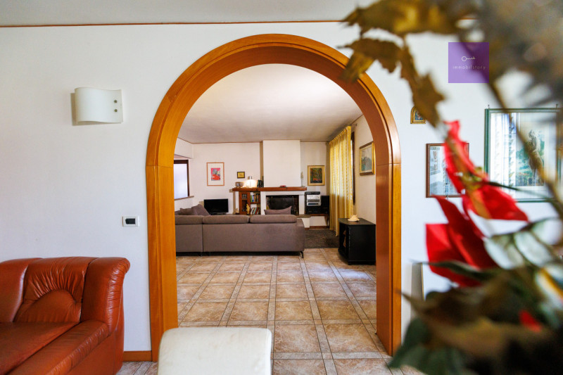 Siamo in centro paese, in una zona tranquilla dei Colli Euganei. Casa anni ’90, solida, già pront...