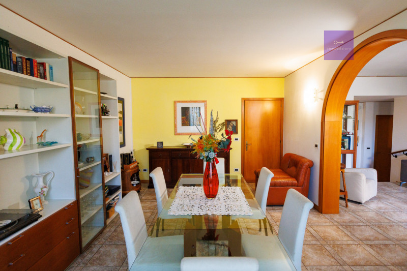 Siamo in centro paese, in una zona tranquilla dei Colli Euganei. Casa anni ’90, solida, già pront...