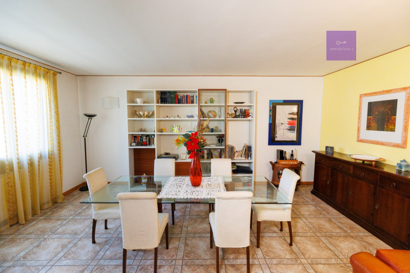 Siamo in centro paese, in una zona tranquilla dei Colli Euganei. Casa anni ’90, solida, già pront...