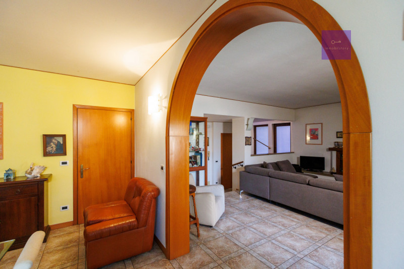 Siamo in centro paese, in una zona tranquilla dei Colli Euganei. Casa anni ’90, solida, già pront...