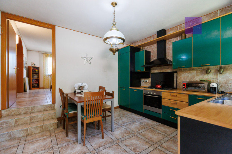 Siamo in centro paese, in una zona tranquilla dei Colli Euganei. Casa anni ’90, solida, già pront...