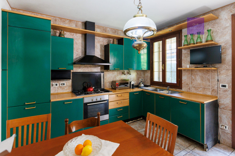 Siamo in centro paese, in una zona tranquilla dei Colli Euganei. Casa anni ’90, solida, già pront...