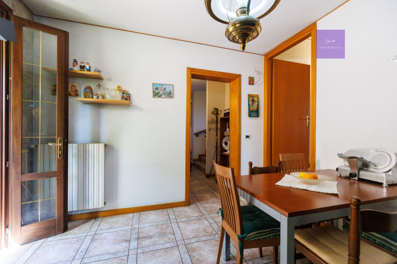 Siamo in centro paese, in una zona tranquilla dei Colli Euganei. Casa anni ’90, solida, già pront...