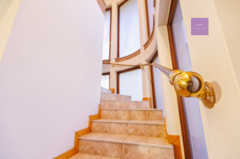 Siamo in centro paese, in una zona tranquilla dei Colli Euganei. Casa anni ’90, solida, già pront...