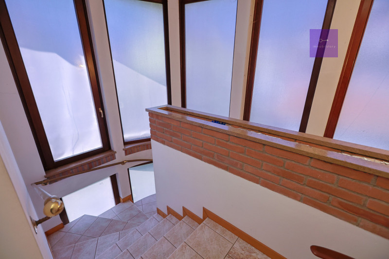 Siamo in centro paese, in una zona tranquilla dei Colli Euganei. Casa anni ’90, solida, già pront...