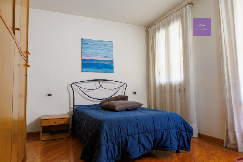 Siamo in centro paese, in una zona tranquilla dei Colli Euganei. Casa anni ’90, solida, già pront...