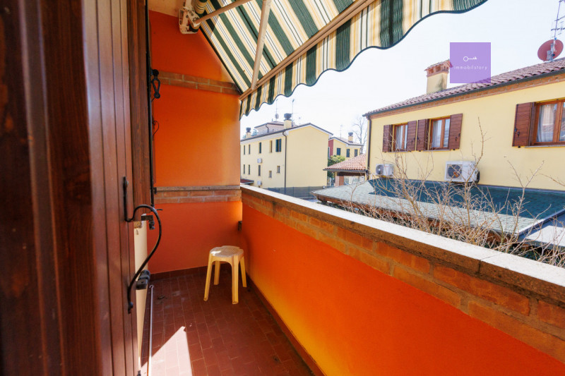 Siamo in centro paese, in una zona tranquilla dei Colli Euganei. Casa anni ’90, solida, già pront...