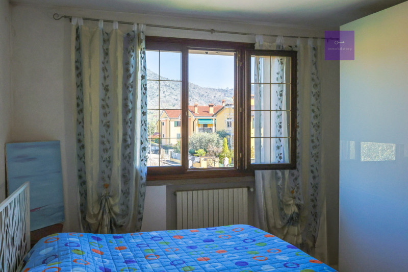 Siamo in centro paese, in una zona tranquilla dei Colli Euganei. Casa anni ’90, solida, già pront...