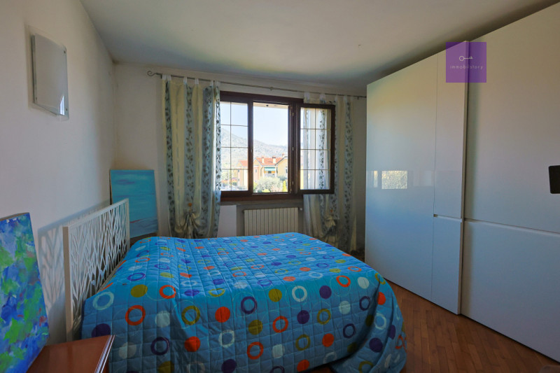 Siamo in centro paese, in una zona tranquilla dei Colli Euganei. Casa anni ’90, solida, già pront...