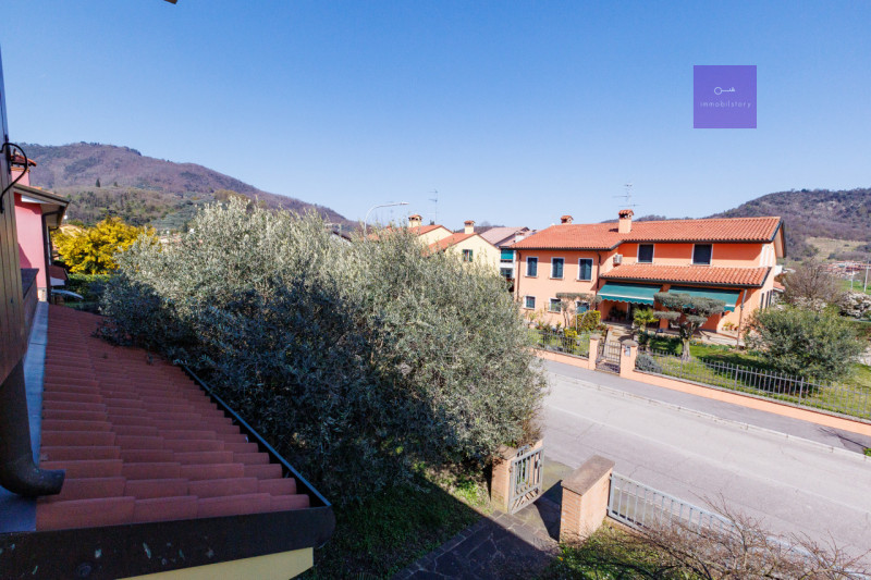 Siamo in centro paese, in una zona tranquilla dei Colli Euganei. Casa anni ’90, solida, già pront...