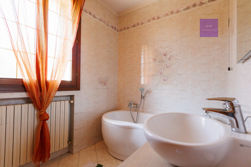 Siamo in centro paese, in una zona tranquilla dei Colli Euganei. Casa anni ’90, solida, già pront...