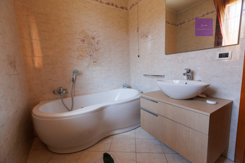 Siamo in centro paese, in una zona tranquilla dei Colli Euganei. Casa anni ’90, solida, già pront...