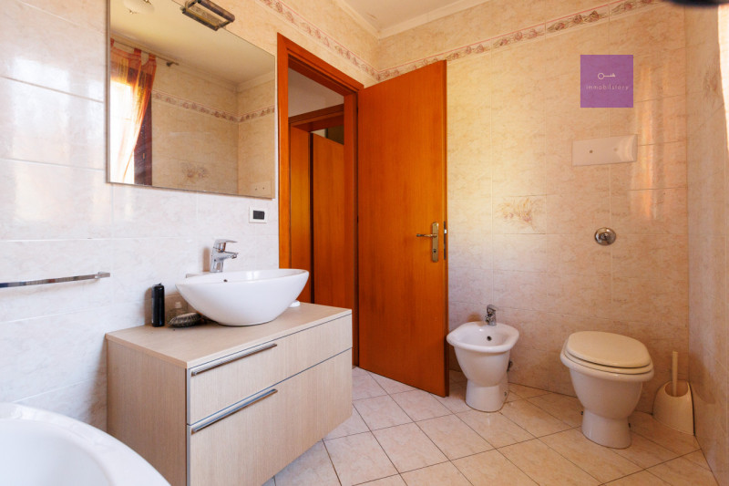 Siamo in centro paese, in una zona tranquilla dei Colli Euganei. Casa anni ’90, solida, già pront...