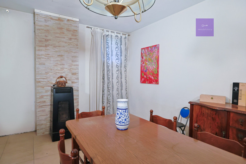 Siamo in centro paese, in una zona tranquilla dei Colli Euganei. Casa anni ’90, solida, già pront...