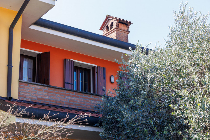 Siamo in centro paese, in una zona tranquilla dei Colli Euganei. Casa anni ’90, solida, già pront...