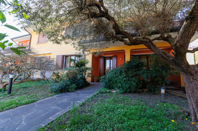 Siamo in centro paese, in una zona tranquilla dei Colli Euganei. Casa anni ’90, solida, già pront...