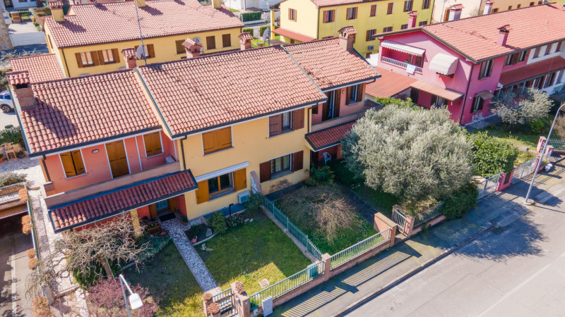 Siamo in centro paese, in una zona tranquilla dei Colli Euganei. Casa anni ’90, solida, già pront...