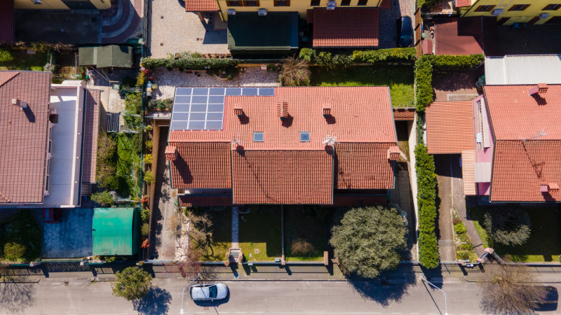 Siamo in centro paese, in una zona tranquilla dei Colli Euganei. Casa anni ’90, solida, già pront...