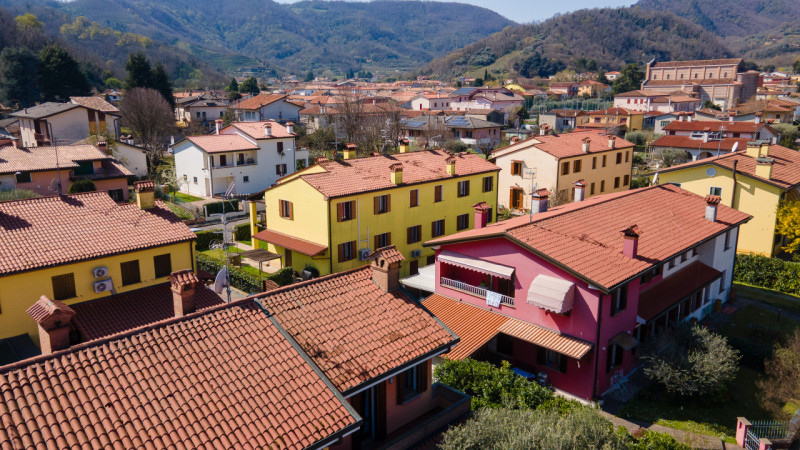 Siamo in centro paese, in una zona tranquilla dei Colli Euganei. Casa anni ’90, solida, già pront...