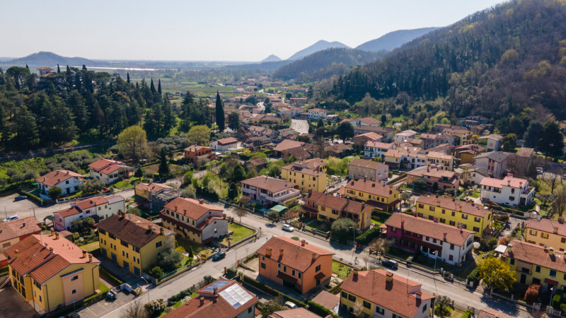 Siamo in centro paese, in una zona tranquilla dei Colli Euganei. Casa anni ’90, solida, già pront...