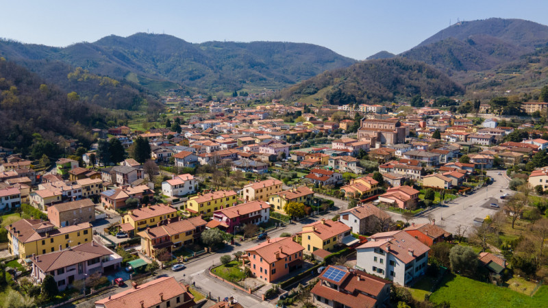 Siamo in centro paese, in una zona tranquilla dei Colli Euganei. Casa anni ’90, solida, già pront...