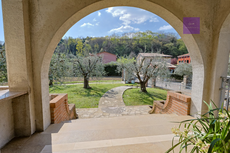 In una delle zone più apprezzate di Valsanzibio, all’interno di una via chiusa e riservata e conf...