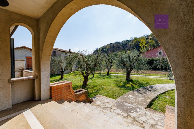 In una delle zone più apprezzate di Valsanzibio, all’interno di una via chiusa e riservata e conf...