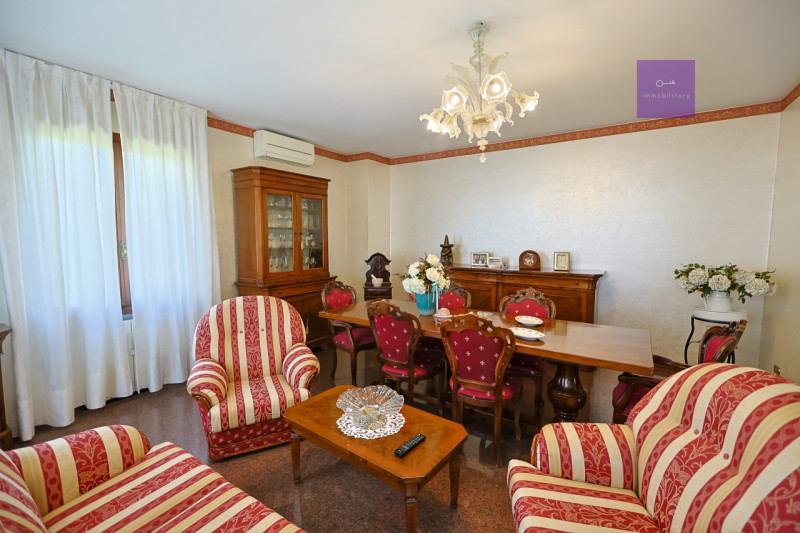 In una delle zone più apprezzate di Valsanzibio, all’interno di una via chiusa e riservata e conf...