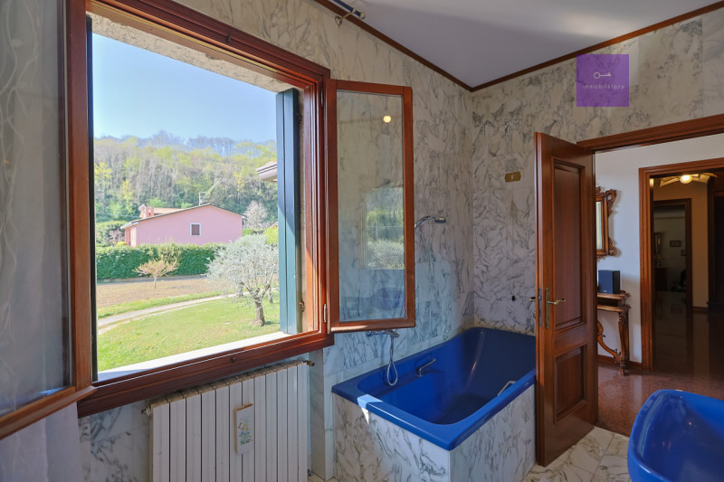 In una delle zone più apprezzate di Valsanzibio, all’interno di una via chiusa e riservata e conf...