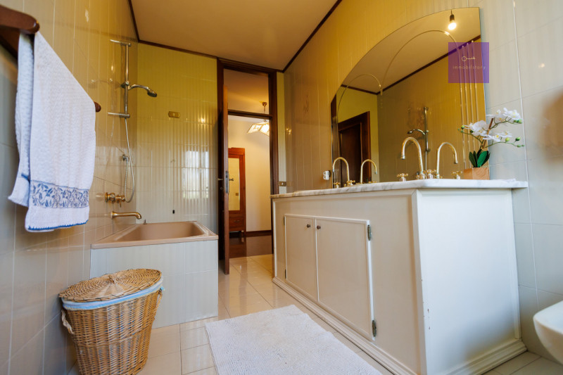 In una delle zone più apprezzate di Valsanzibio, all’interno di una via chiusa e riservata e conf...