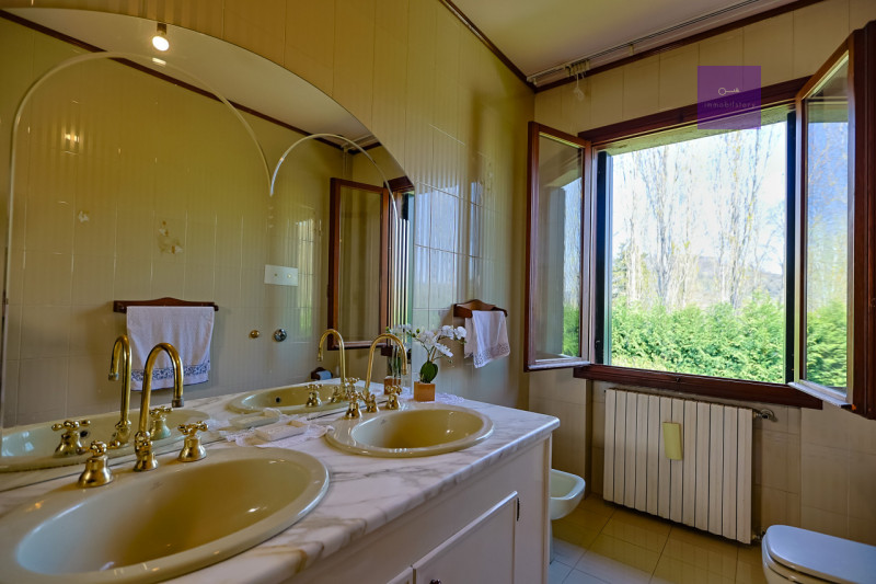 In una delle zone più apprezzate di Valsanzibio, all’interno di una via chiusa e riservata e conf...