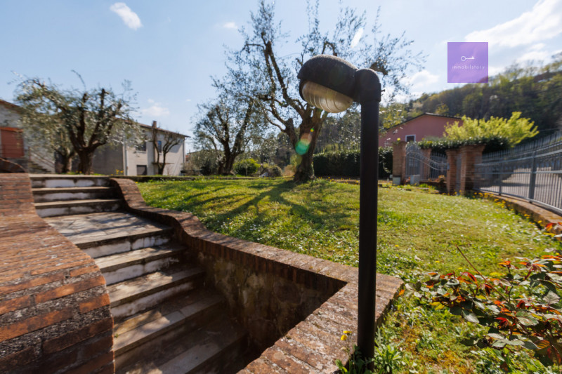 In una delle zone più apprezzate di Valsanzibio, all’interno di una via chiusa e riservata e conf...