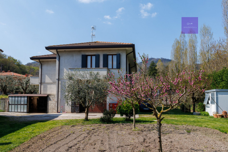 In una delle zone più apprezzate di Valsanzibio, all’interno di una via chiusa e riservata e conf...