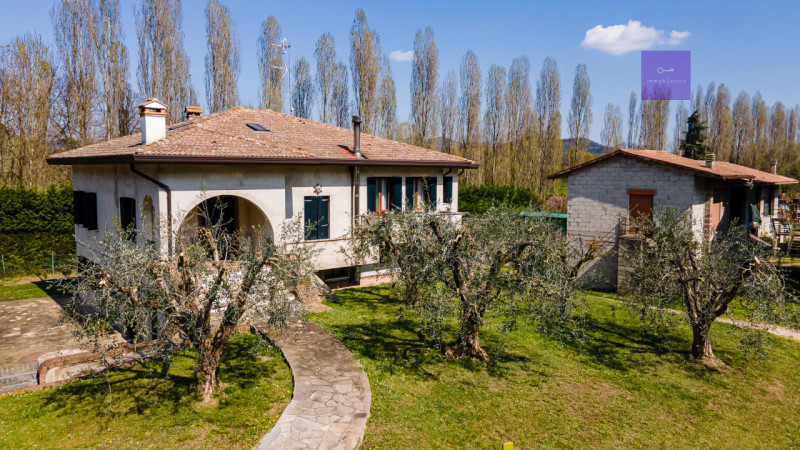 In una delle zone più apprezzate di Valsanzibio, all’interno di una via chiusa e riservata e conf...