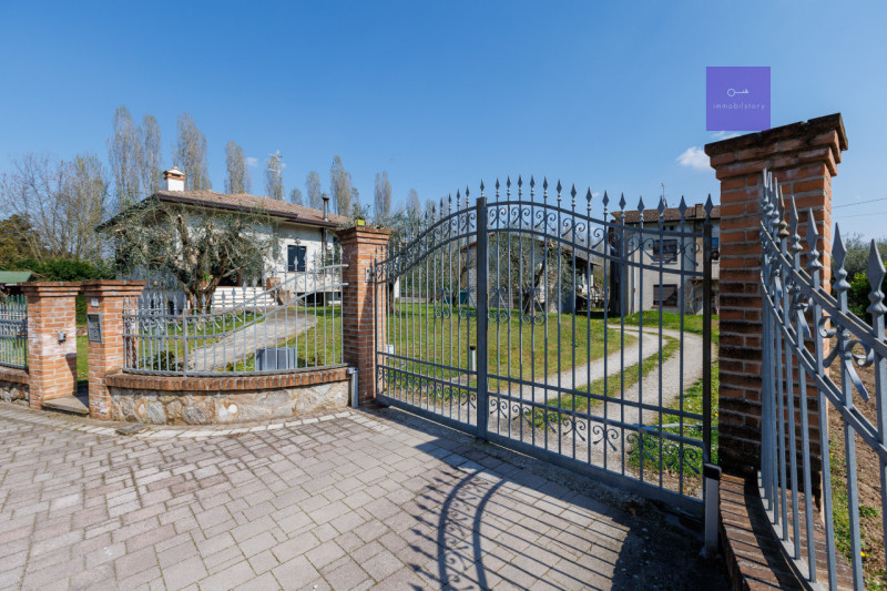 In una delle zone più apprezzate di Valsanzibio, all’interno di una via chiusa e riservata e conf...