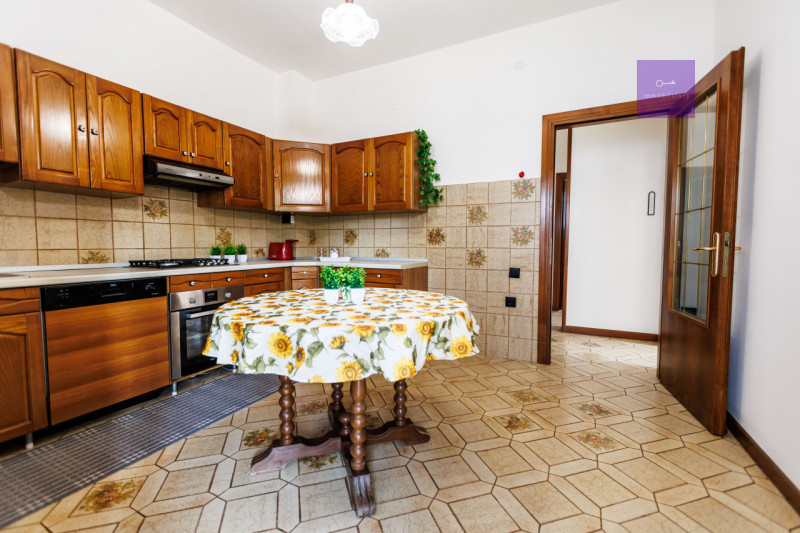 Appartamento in centro a Battaglia Terme, in contesto di sole 4 unità, senza spese condominiali.
...