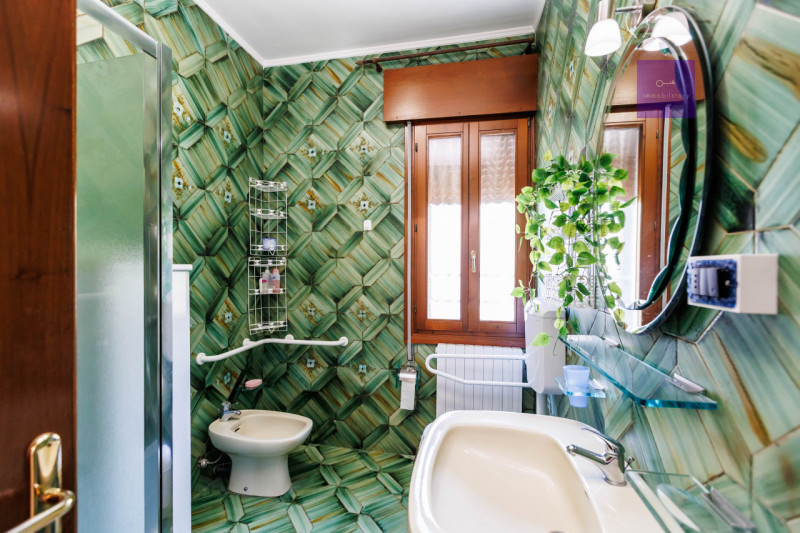 Appartamento in centro a Battaglia Terme, in contesto di sole 4 unità, senza spese condominiali.
...