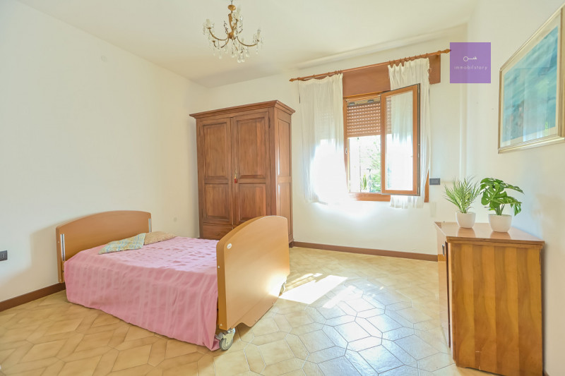 Appartamento in centro a Battaglia Terme, in contesto di sole 4 unità, senza spese condominiali.
...