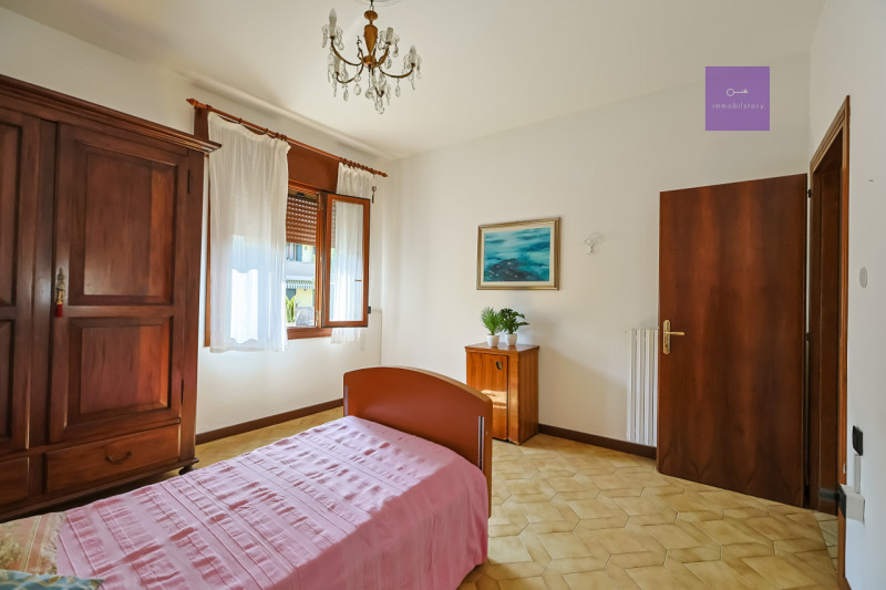 Appartamento in centro a Battaglia Terme, in contesto di sole 4 unità, senza spese condominiali.
...