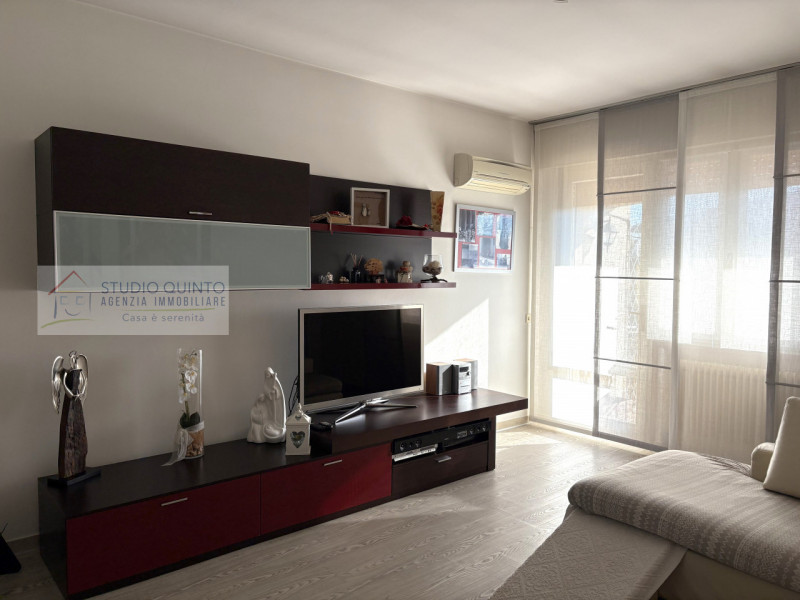 Su palazzina di sole 4 unità, si trova questo appartamento con ambienti molto luminosi grazie all...