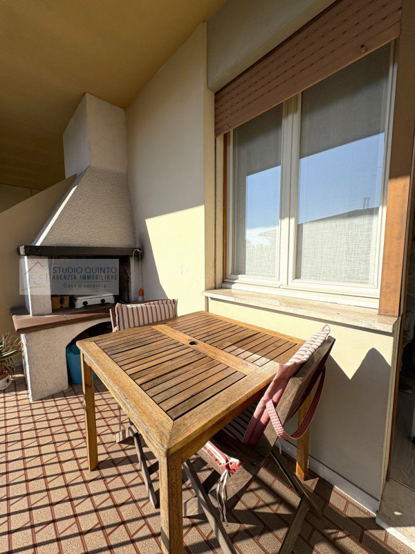 Su palazzina di sole 4 unità, si trova questo appartamento con ambienti molto luminosi grazie all...