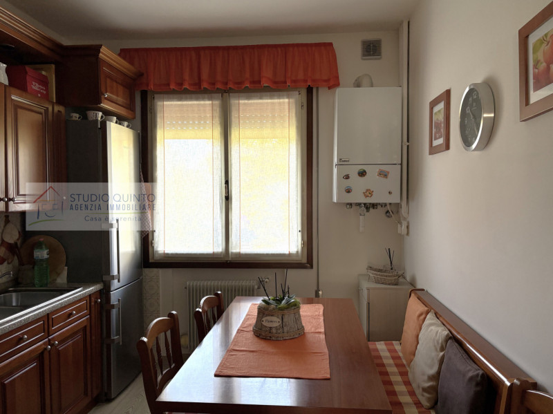 Su palazzina di sole 4 unità, si trova questo appartamento con ambienti molto luminosi grazie all...