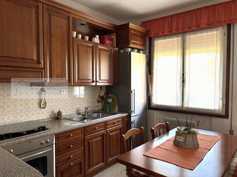 Su palazzina di sole 4 unità, si trova questo appartamento con ambienti molto luminosi grazie all...