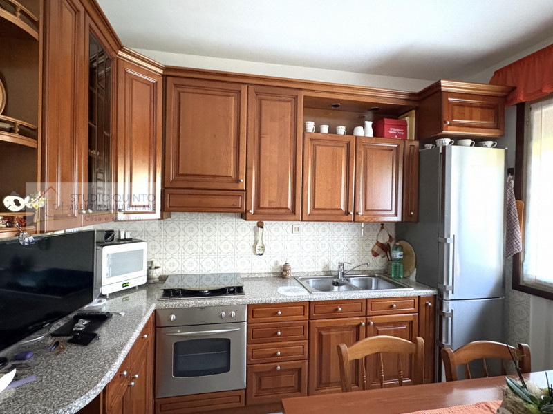 Su palazzina di sole 4 unità, si trova questo appartamento con ambienti molto luminosi grazie all...