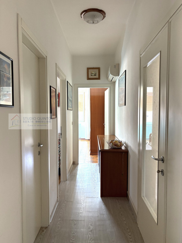 Su palazzina di sole 4 unità, si trova questo appartamento con ambienti molto luminosi grazie all...